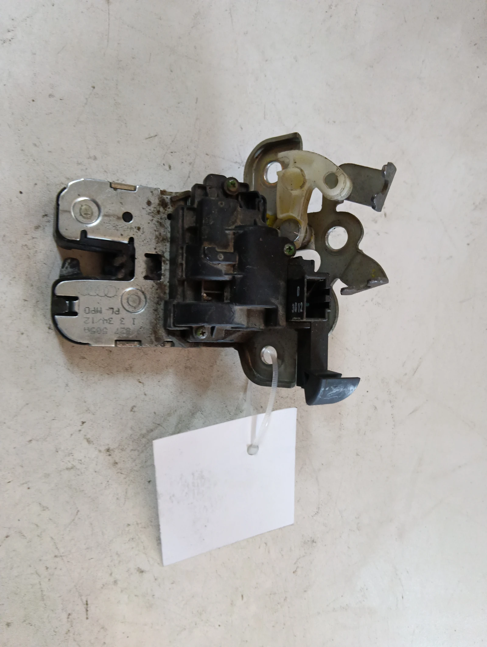 брава заден капак 8K9827505A Audi A5 Sportback