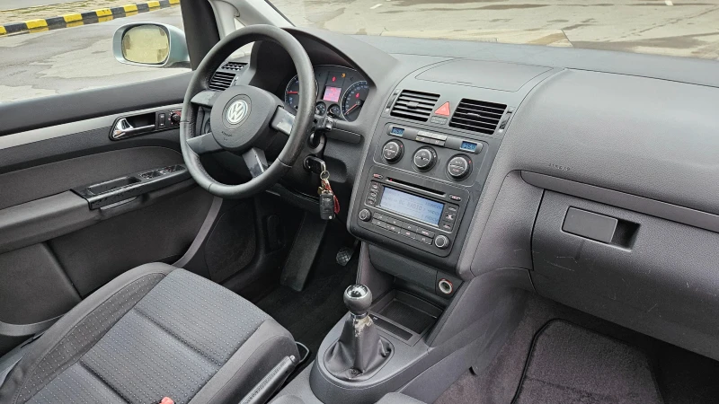VW Touran 1.9 Tdi 6skorost/Klimatronik, снимка 10 - Автомобили и джипове - 52346084