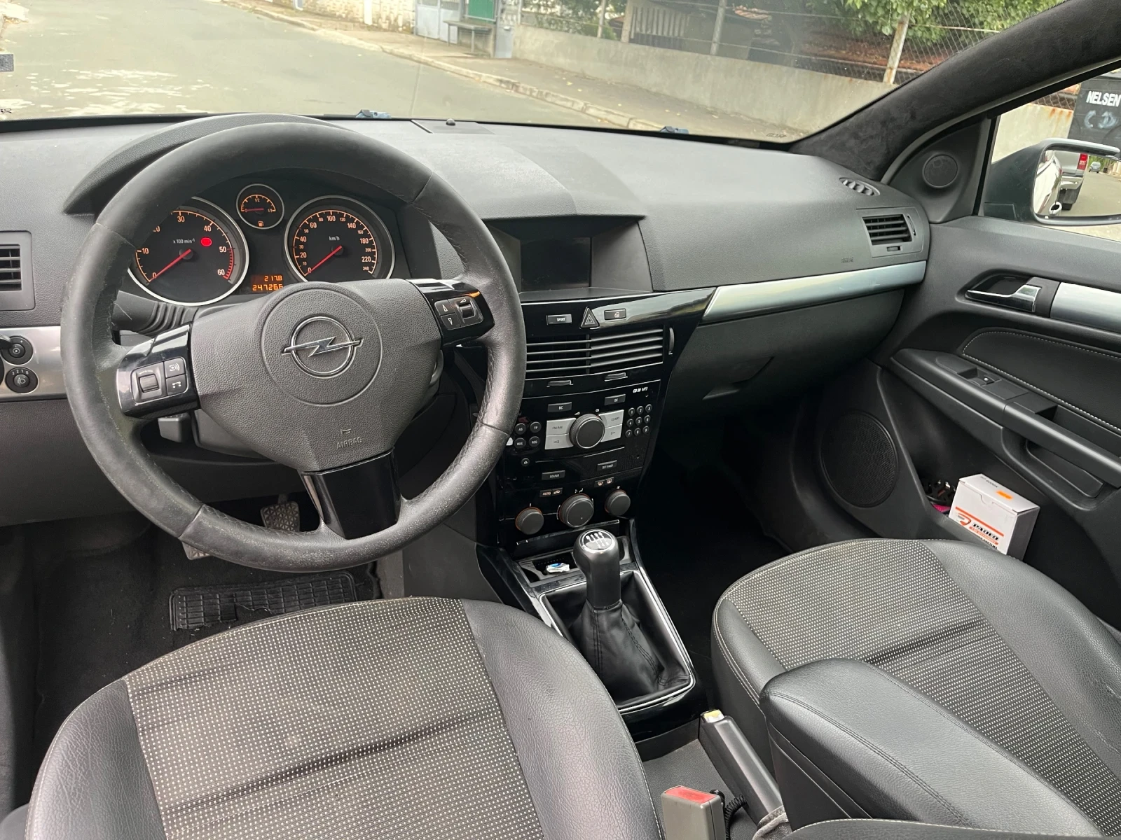 Opel Astra H GTC 1.7 CDTI - изображение 9