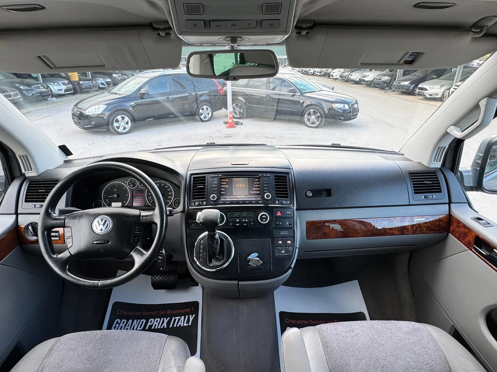 VW Multivan 2.5TDI АВТОМАТ HIGHLINE, снимка 13 - Автомобили и джипове - 54383626