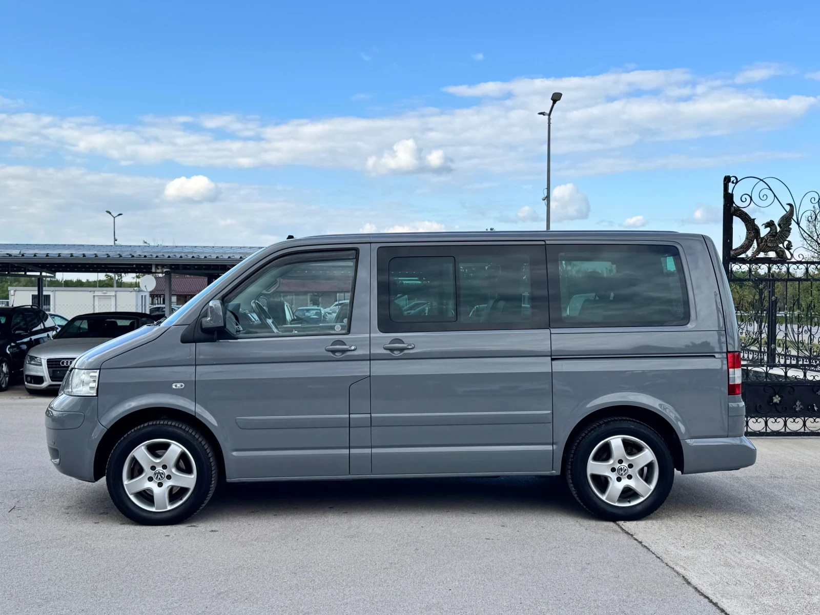 VW Multivan 2.5TDI АВТОМАТ HIGHLINE, снимка 2 - Автомобили и джипове - 54383626