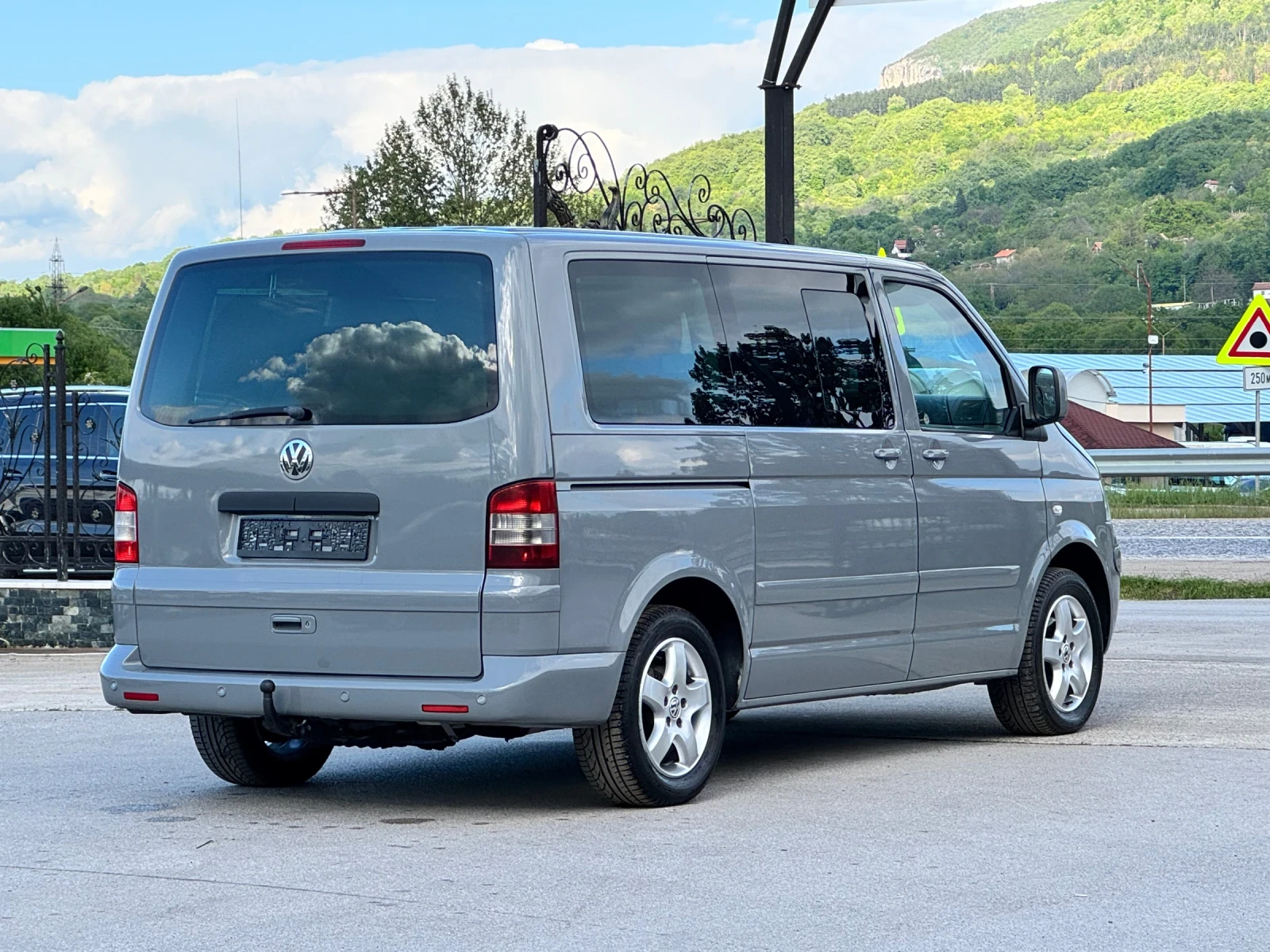 VW Multivan 2.5TDI АВТОМАТ HIGHLINE, снимка 4 - Автомобили и джипове - 54383626