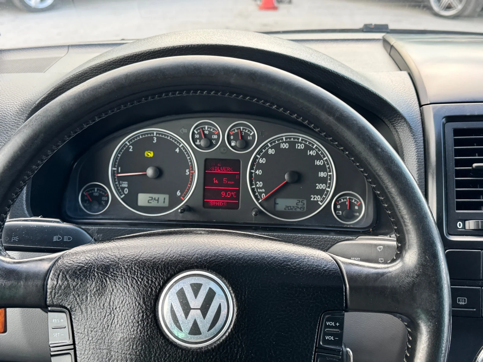 VW Multivan 2.5TDI АВТОМАТ HIGHLINE, снимка 14 - Автомобили и джипове - 54383626