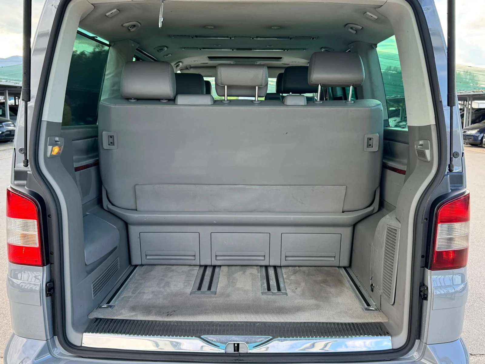 VW Multivan 2.5TDI АВТОМАТ HIGHLINE, снимка 11 - Автомобили и джипове - 54383626