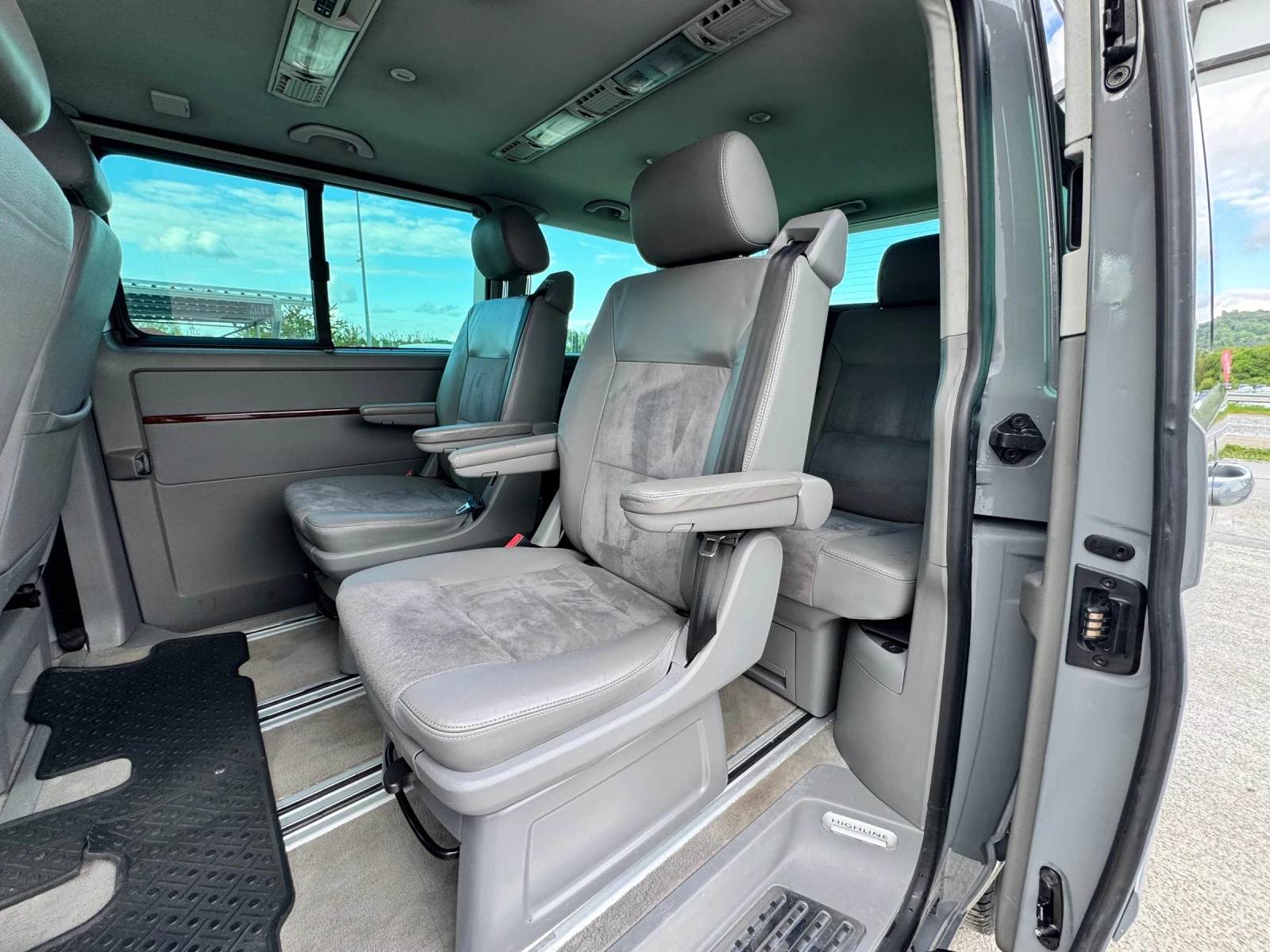 VW Multivan 2.5TDI АВТОМАТ HIGHLINE, снимка 10 - Автомобили и джипове - 54383626