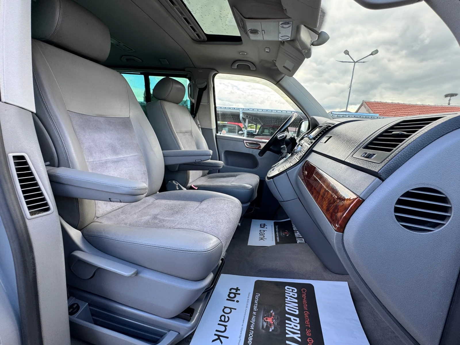 VW Multivan 2.5TDI АВТОМАТ HIGHLINE, снимка 17 - Автомобили и джипове - 54383626