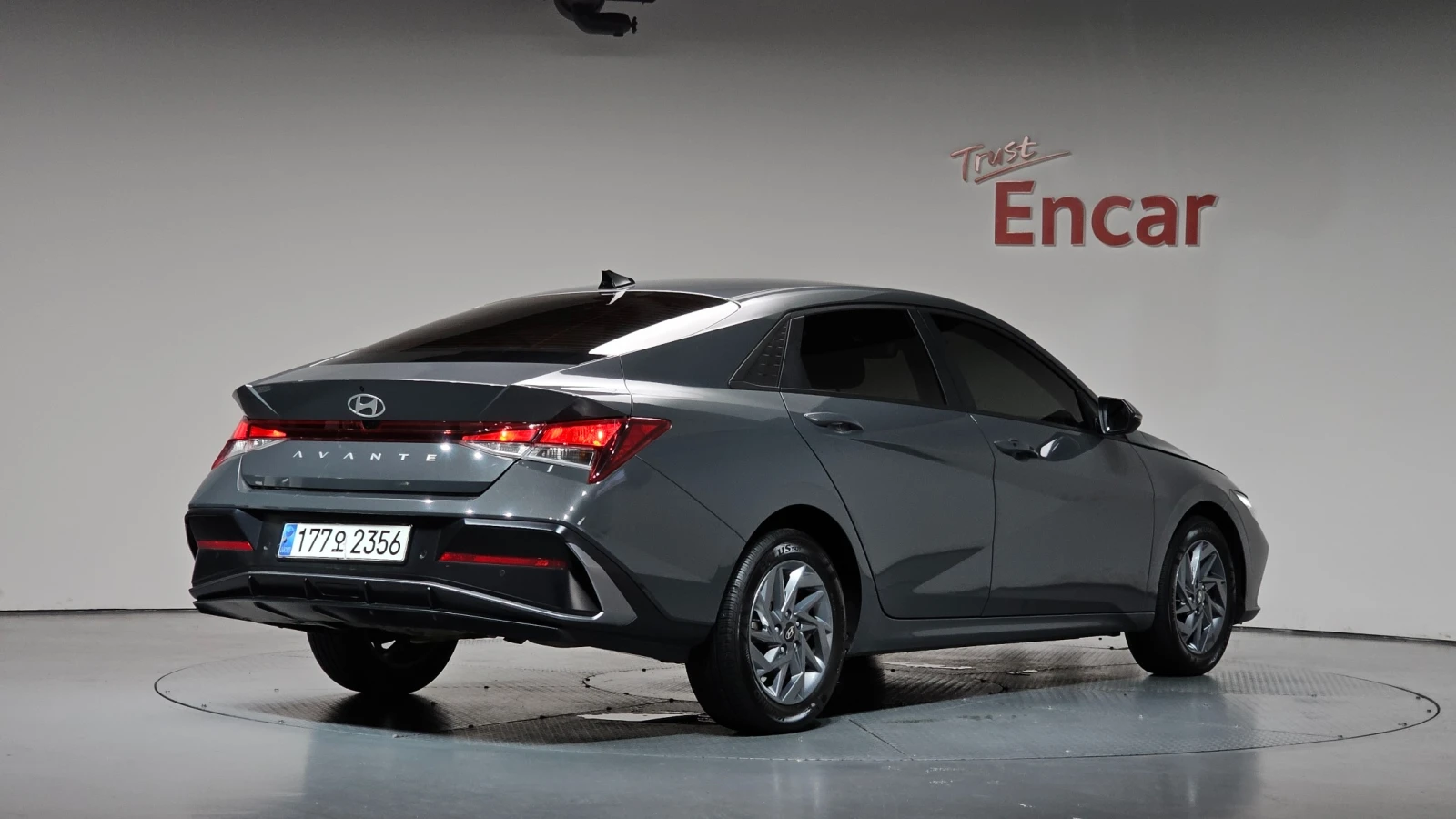 Hyundai Elantra 1.6 Modern, снимка 2 - Автомобили и джипове - 56325614
