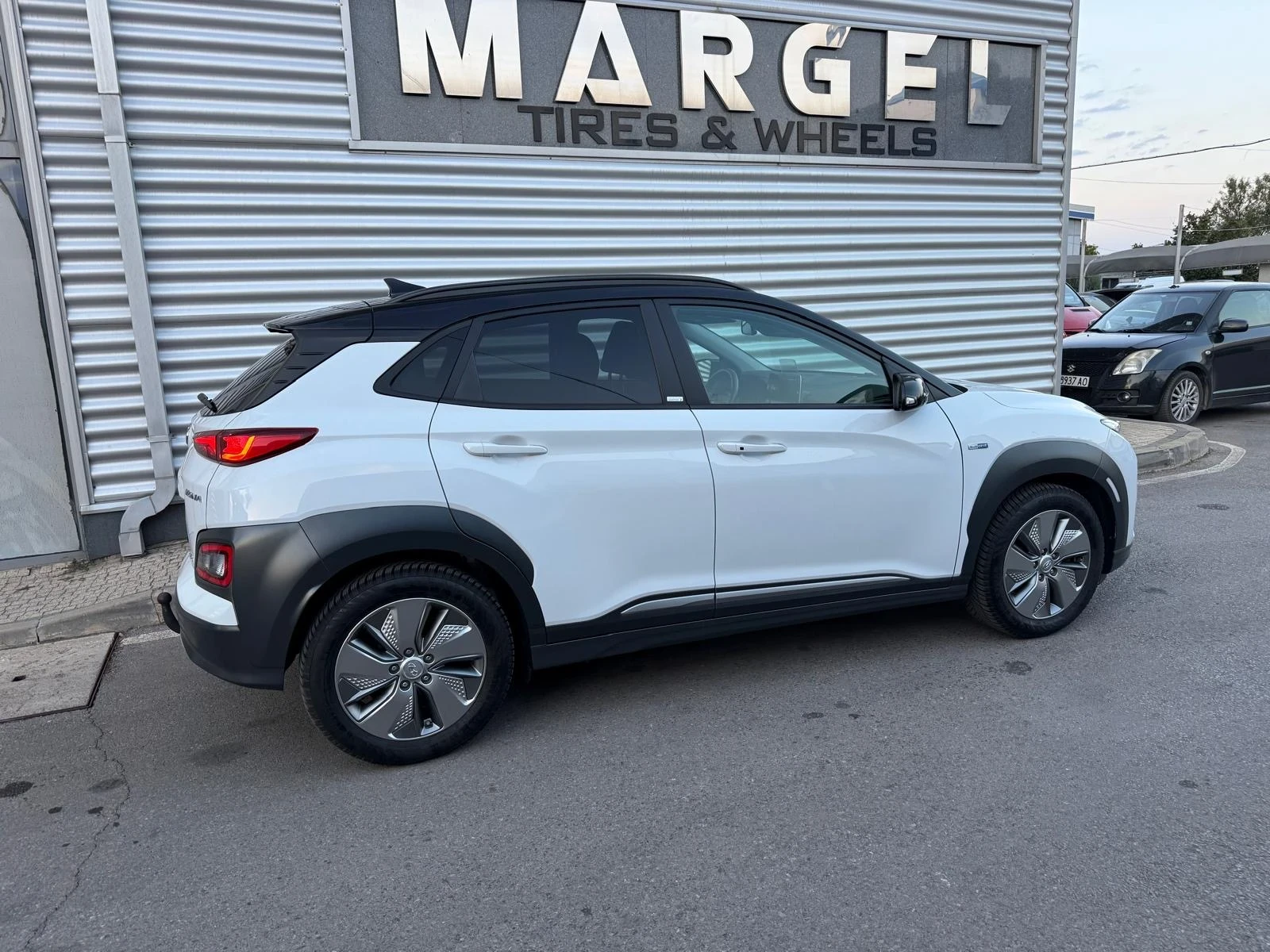 Hyundai Kona Premium+ Head-Up+ Key Less Go+ Car-play+ Кожа, снимка 4 - Автомобили и джипове - 56257761