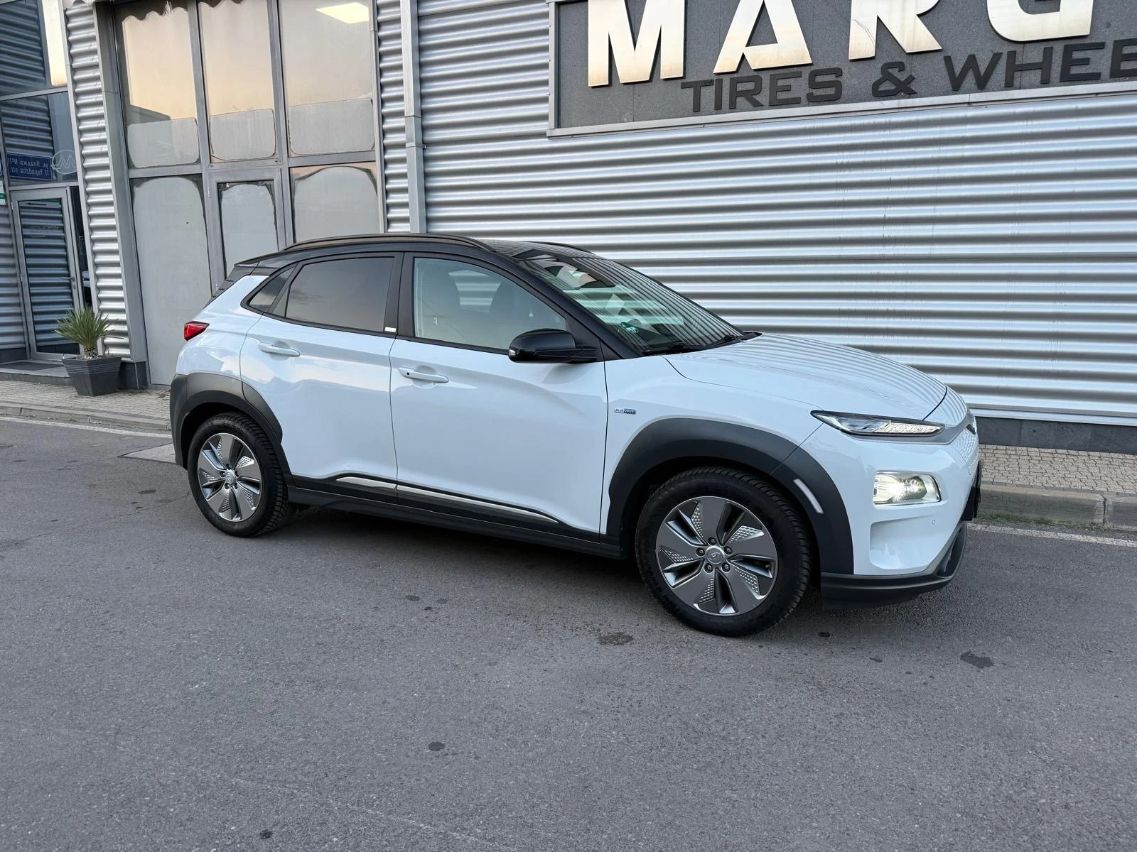Hyundai Kona Premium+ Head-Up+ Key Less Go+ Car-play+ Кожа, снимка 9 - Автомобили и джипове - 56257761