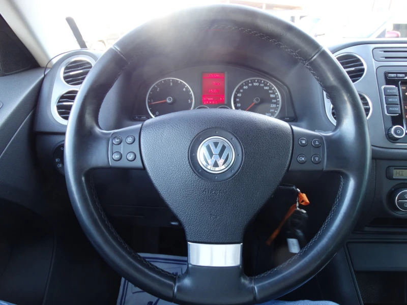 VW Tiguan 2.0TDI * * 4X4* * ПЪЛНА СЕРВИЗНА ИСТОРИЯ!!!, снимка 14 - Автомобили и джипове - 52736649