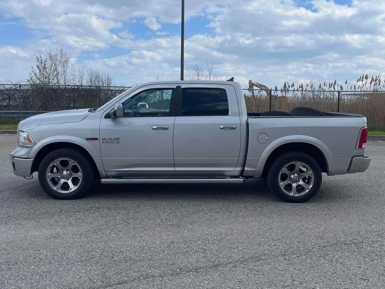 Dodge RAM 1500 * Laramie * ОБДУХВАНЕ * КОМПЛЕКТ ГУМИ, снимка 2 - Автомобили и джипове - 54484459