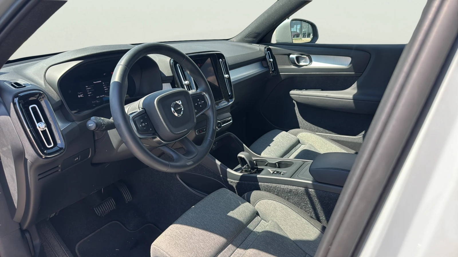 Volvo XC40 2.0 B3, снимка 11 - Автомобили и джипове - 55743765