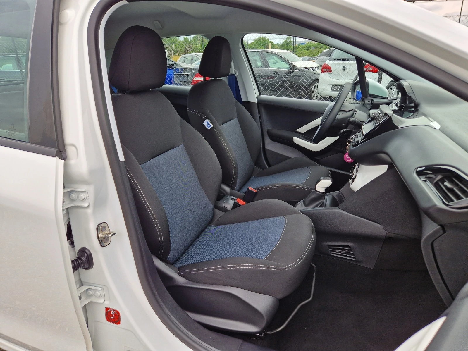 Peugeot 208 1.2i* Like* Euro6*  | Mobile.bg — изображение 13