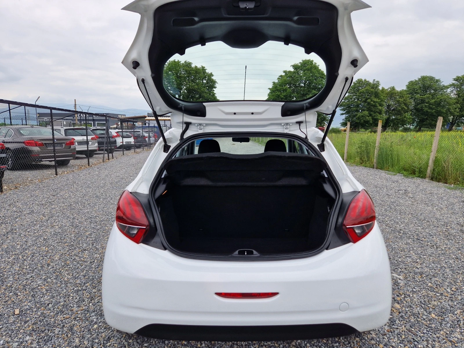 Peugeot 208 1.2i* Like* Euro6*  | Mobile.bg — изображение 15