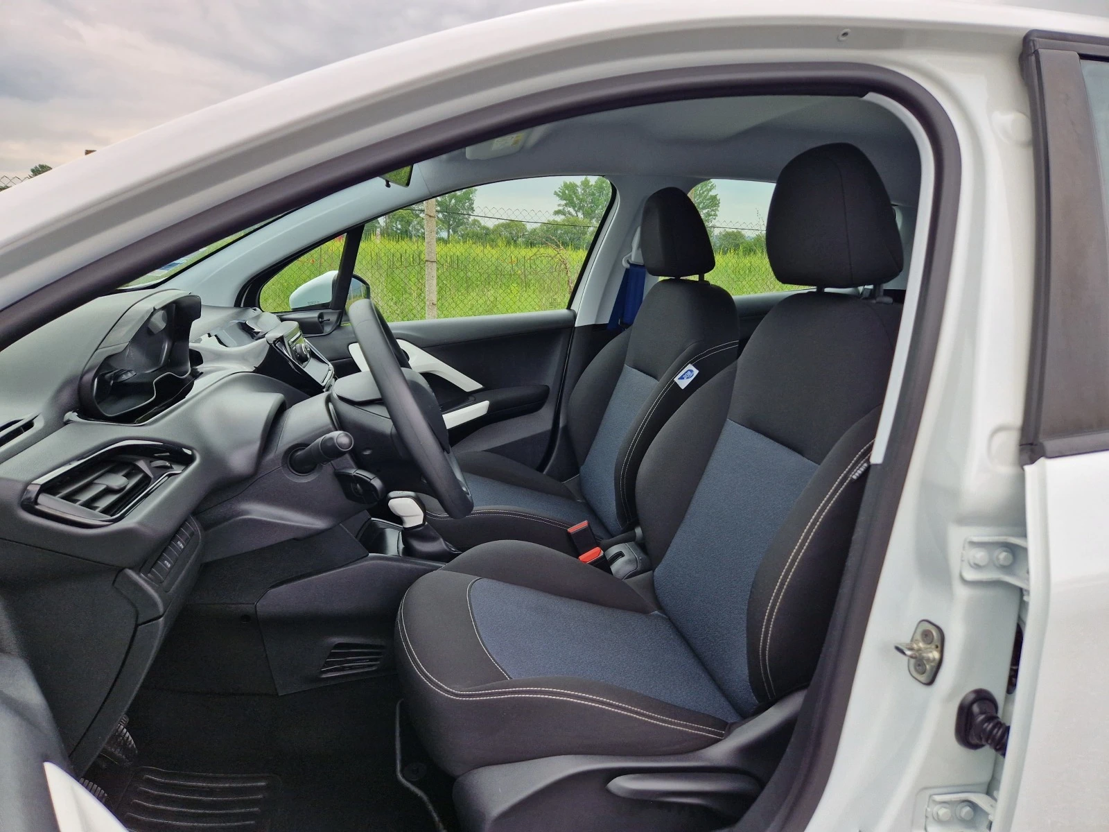 Peugeot 208 1.2i* Like* Euro6*  | Mobile.bg — изображение 12