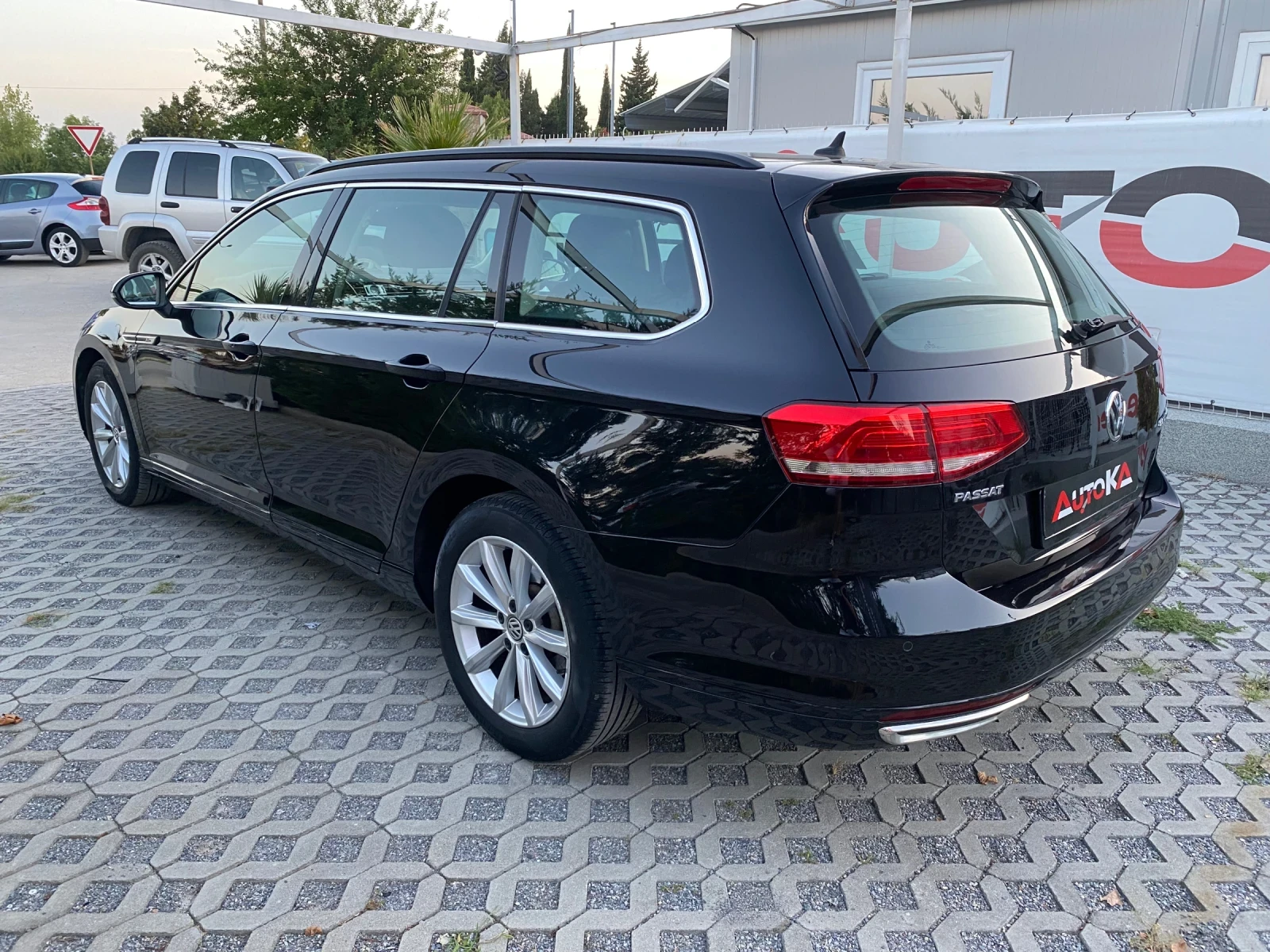 VW Passat 2.0TDI-150кс= АВТОМАТ= R-Line= DISTRONIC= NAVI - изображение 5