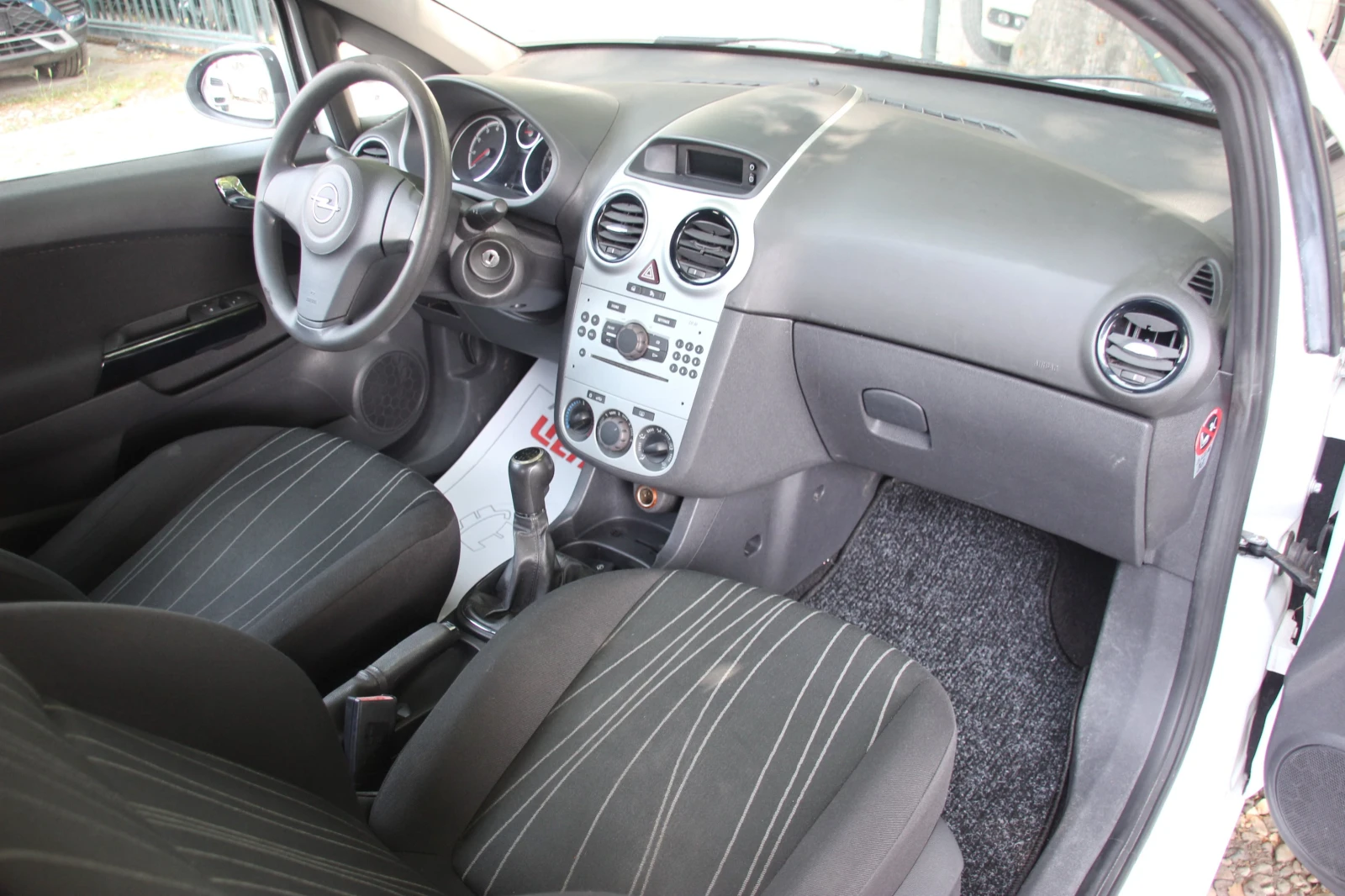 Opel Corsa 1.0i НОВ ВНОС  - изображение 10