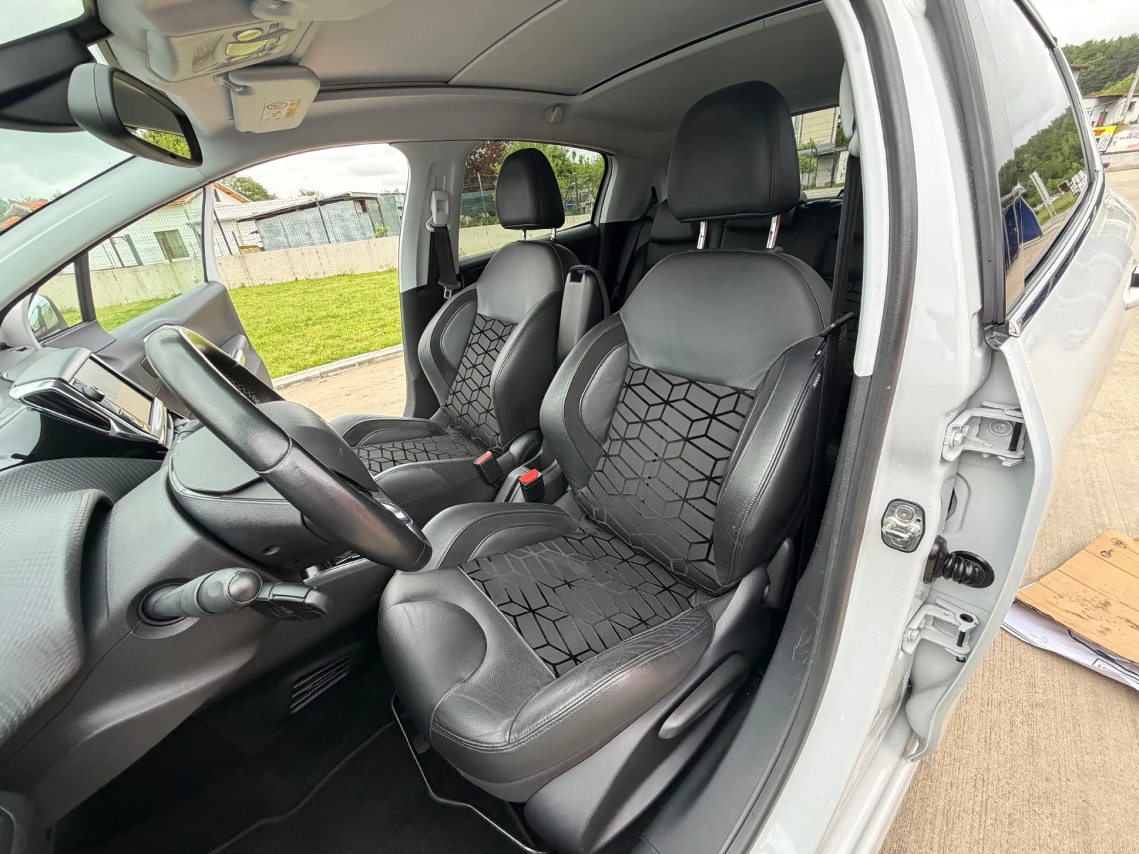 Peugeot 208 1.2* Allure* АВТОМАТИК, снимка 7 - Автомобили и джипове - 54584477