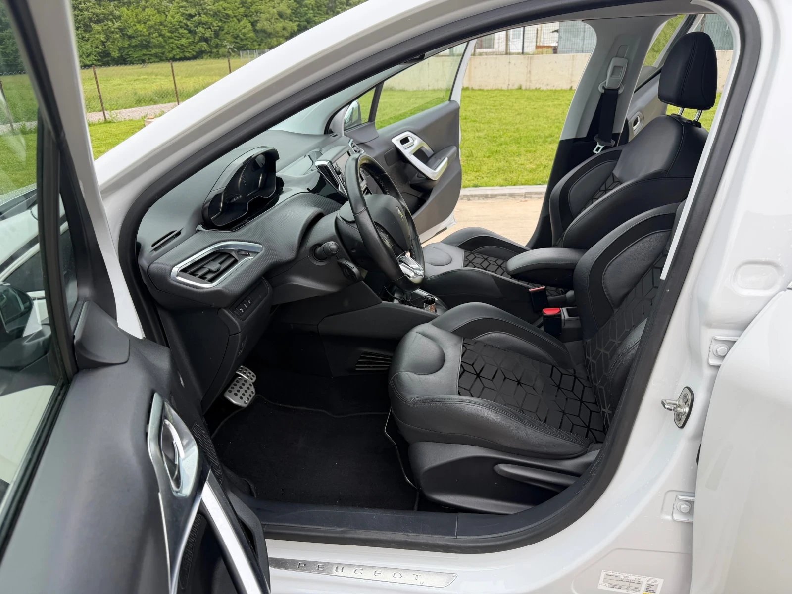 Peugeot 208 1.2* Allure* АВТОМАТИК, снимка 6 - Автомобили и джипове - 54584477