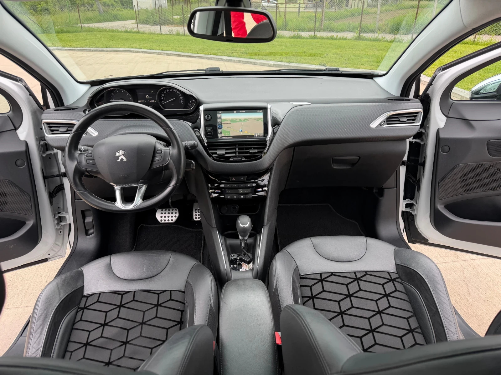 Peugeot 208 1.2* Allure* АВТОМАТИК, снимка 9 - Автомобили и джипове - 54584477