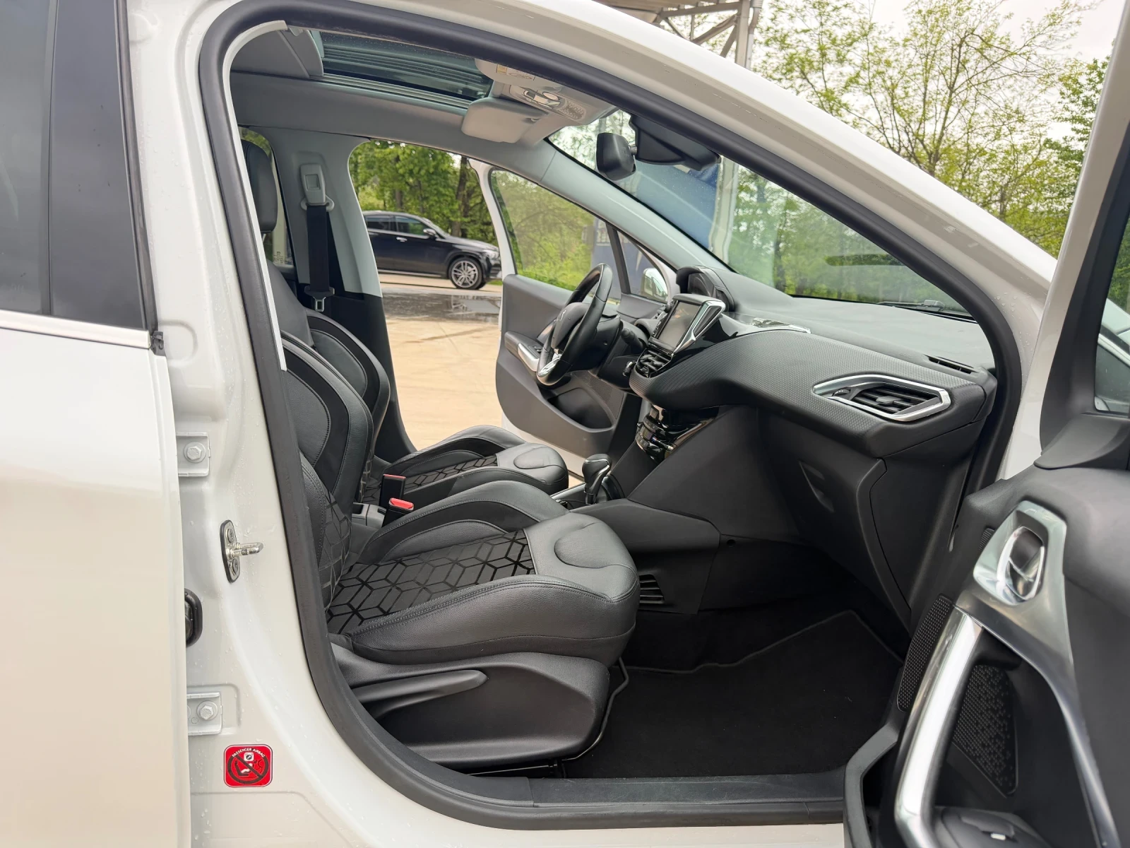 Peugeot 208 1.2* Allure* АВТОМАТИК, снимка 10 - Автомобили и джипове - 54584477