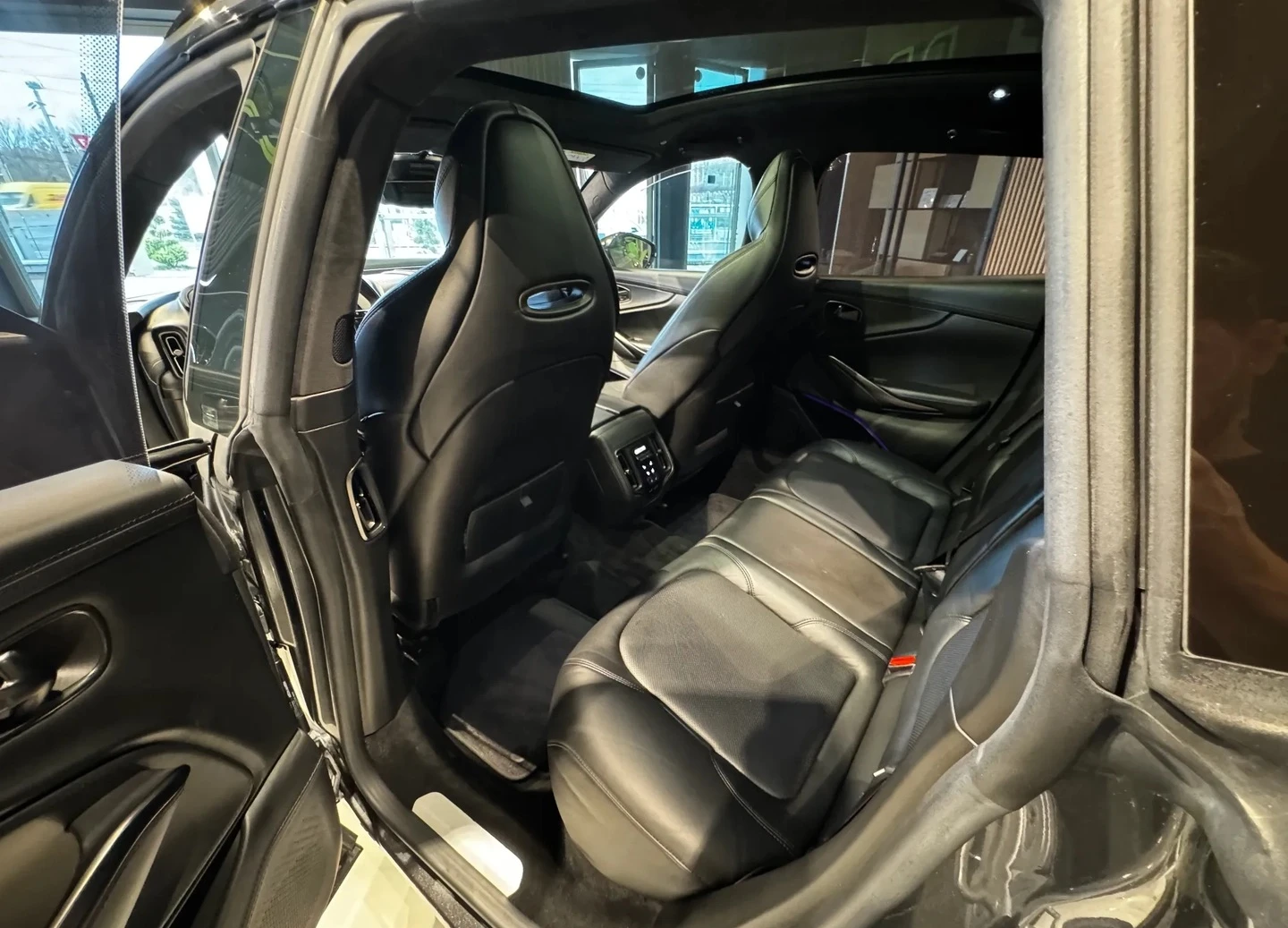 Aston Martin DBX, снимка 7 - Автомобили и джипове - 55170093