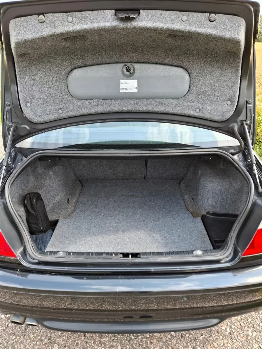 BMW 330 6-Speed M-Pack OEM, снимка 10 - Автомобили и джипове - 55355184