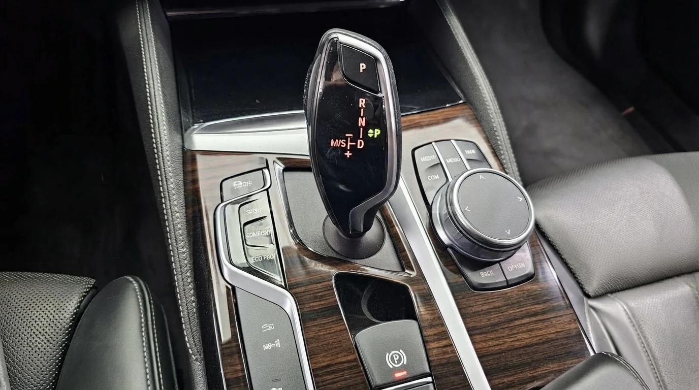 BMW 530 HEAD-UP* DIGITAL* ОБДУХВАНЕ* ПОДГРЕВ* КАМЕРИ* , снимка 10 - Автомобили и джипове - 55434728