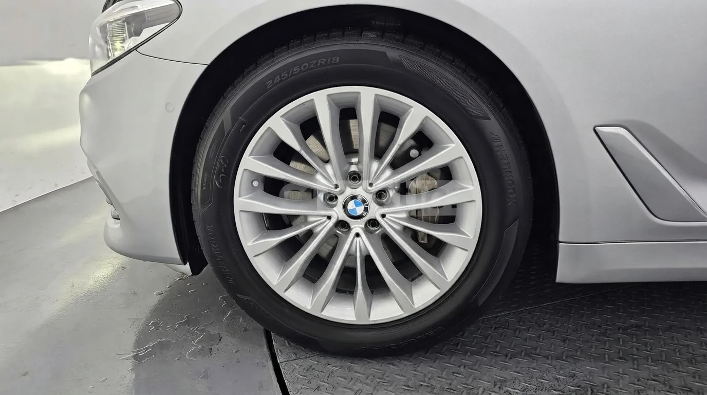 BMW 530 HEAD-UP* DIGITAL* ОБДУХВАНЕ* ПОДГРЕВ* КАМЕРИ* , снимка 17 - Автомобили и джипове - 55434728