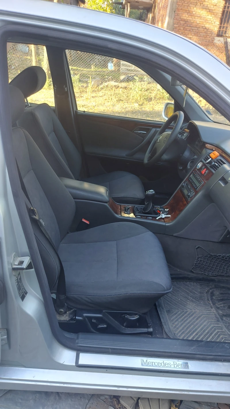 Mercedes-Benz E 220 CDI, снимка 14 - Автомобили и джипове - 52384444