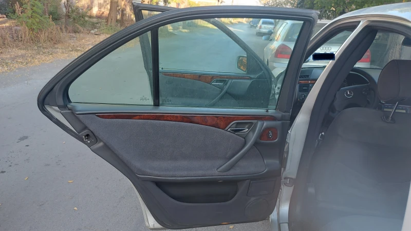 Mercedes-Benz E 220 CDI, снимка 8 - Автомобили и джипове - 52384444