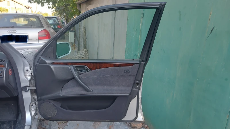 Mercedes-Benz E 220 CDI, снимка 11 - Автомобили и джипове - 52384444
