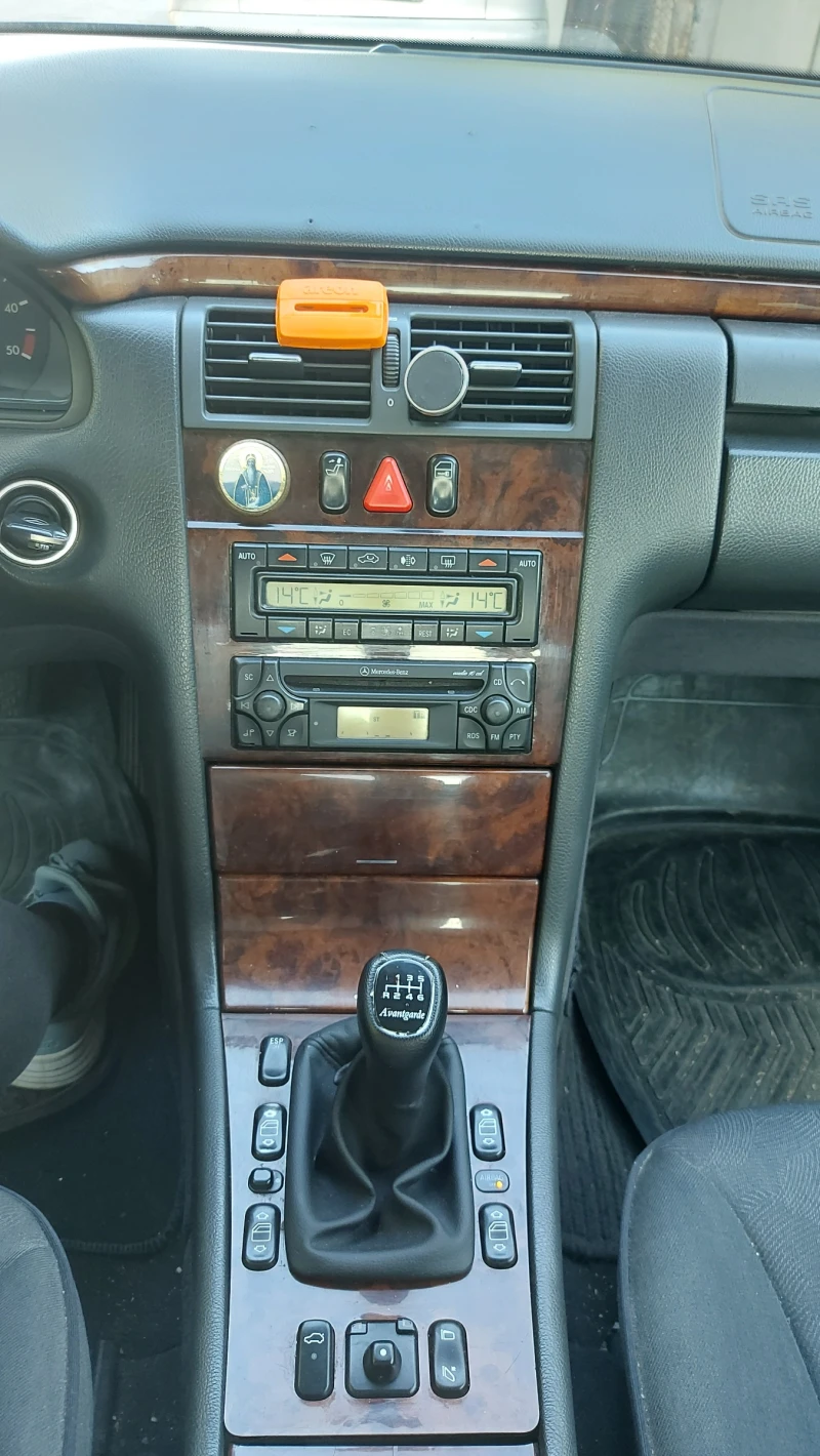 Mercedes-Benz E 220 CDI, снимка 4 - Автомобили и джипове - 52384444