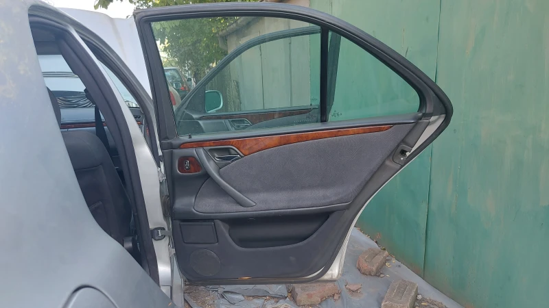 Mercedes-Benz E 220 CDI, снимка 12 - Автомобили и джипове - 52384444