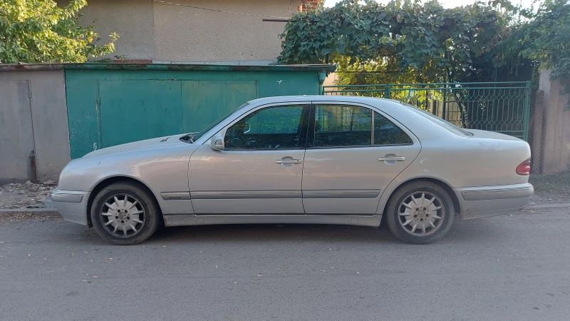 Mercedes-Benz E 220 CDI, снимка 2 - Автомобили и джипове - 52384444
