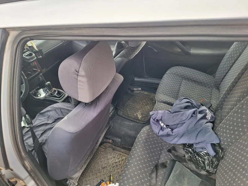 VW Passat B4 1.8, снимка 6 - Автомобили и джипове - 53004474