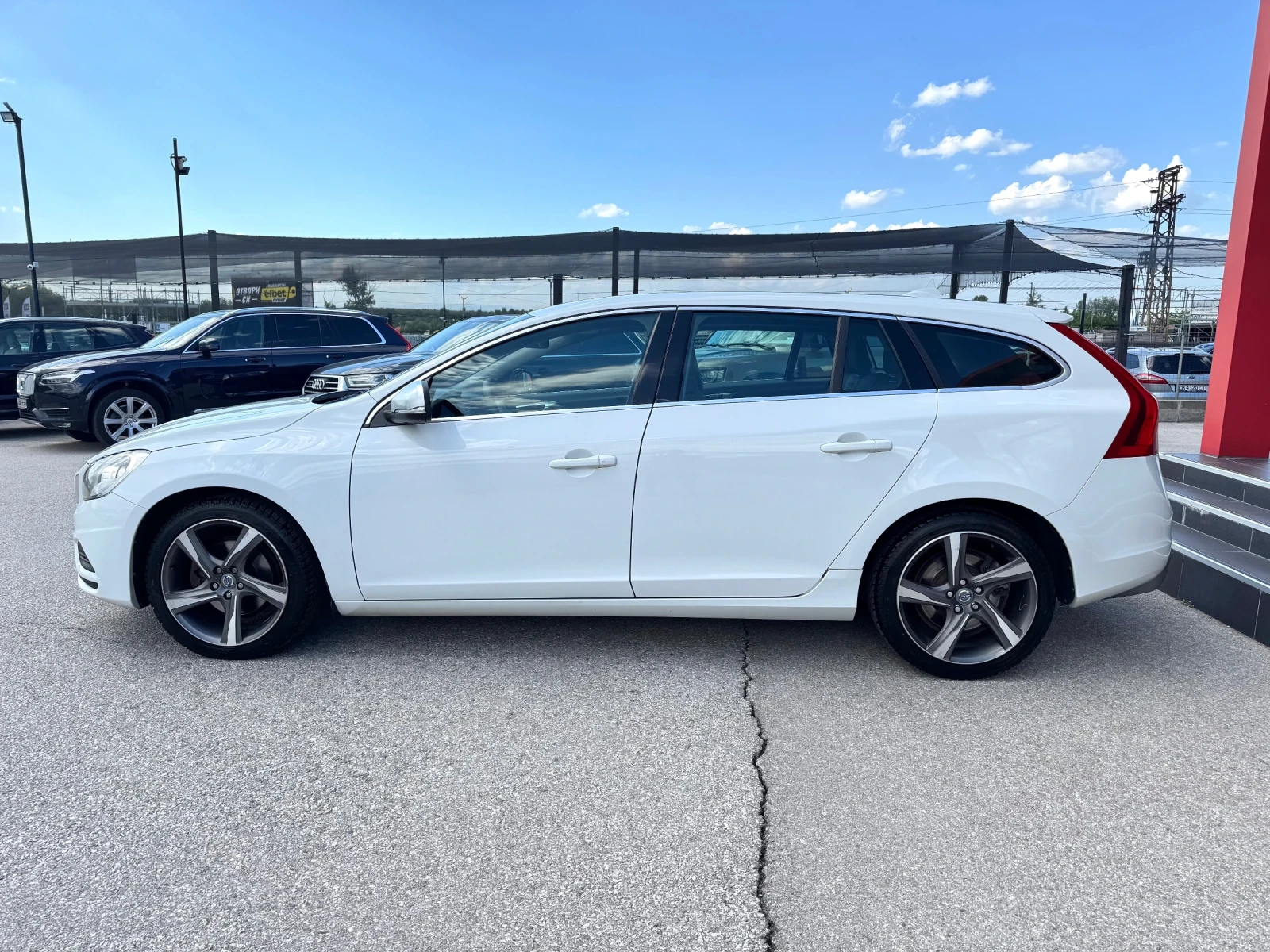 Volvo V60 2.0D-R DESIGN-AUT-NAVI-СЕРВИЗНА ИСТОРИЯ ВОЛВО - изображение 3