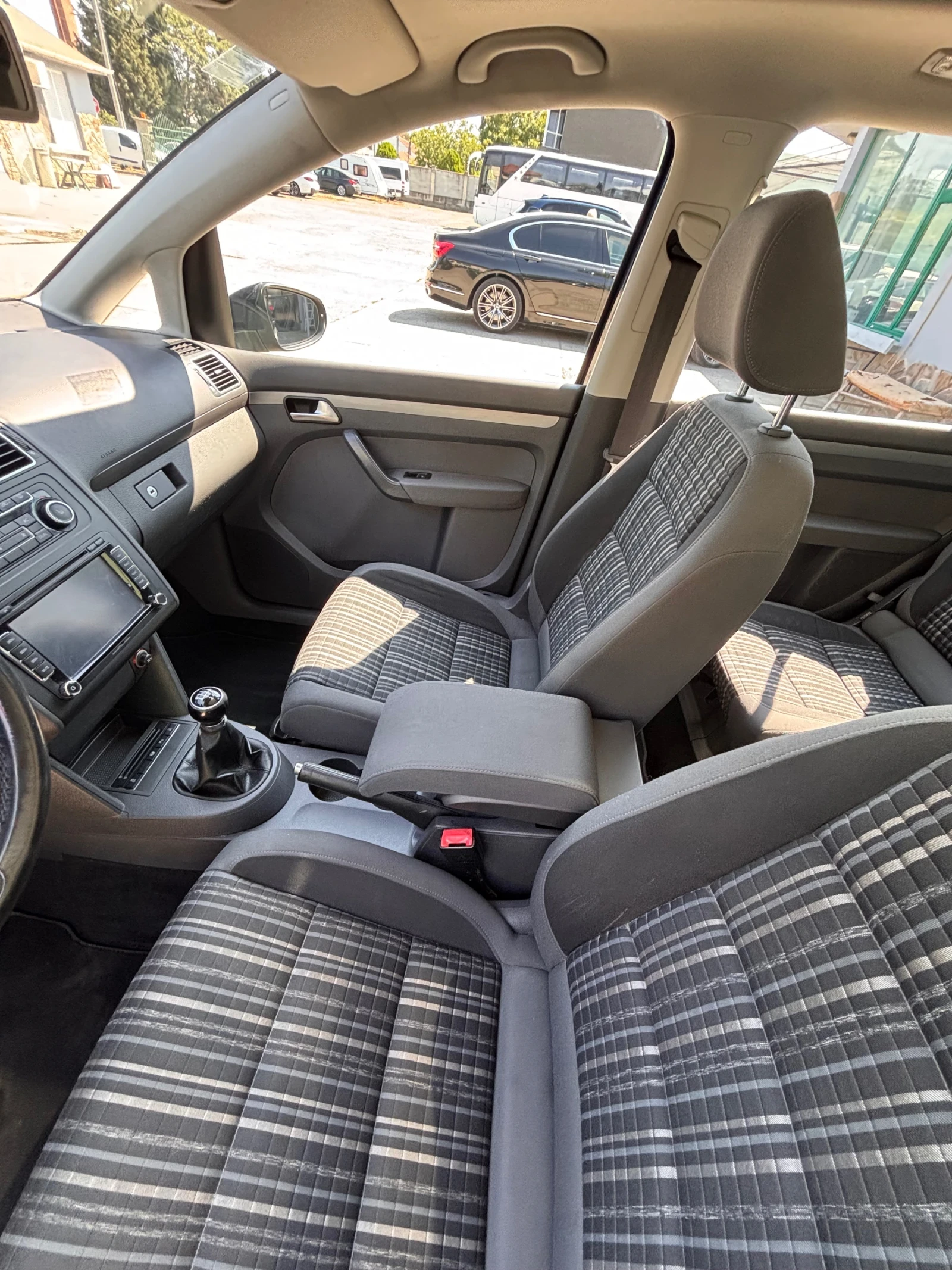 VW Touran 2.0 7 местен, снимка 13 - Автомобили и джипове - 55947246