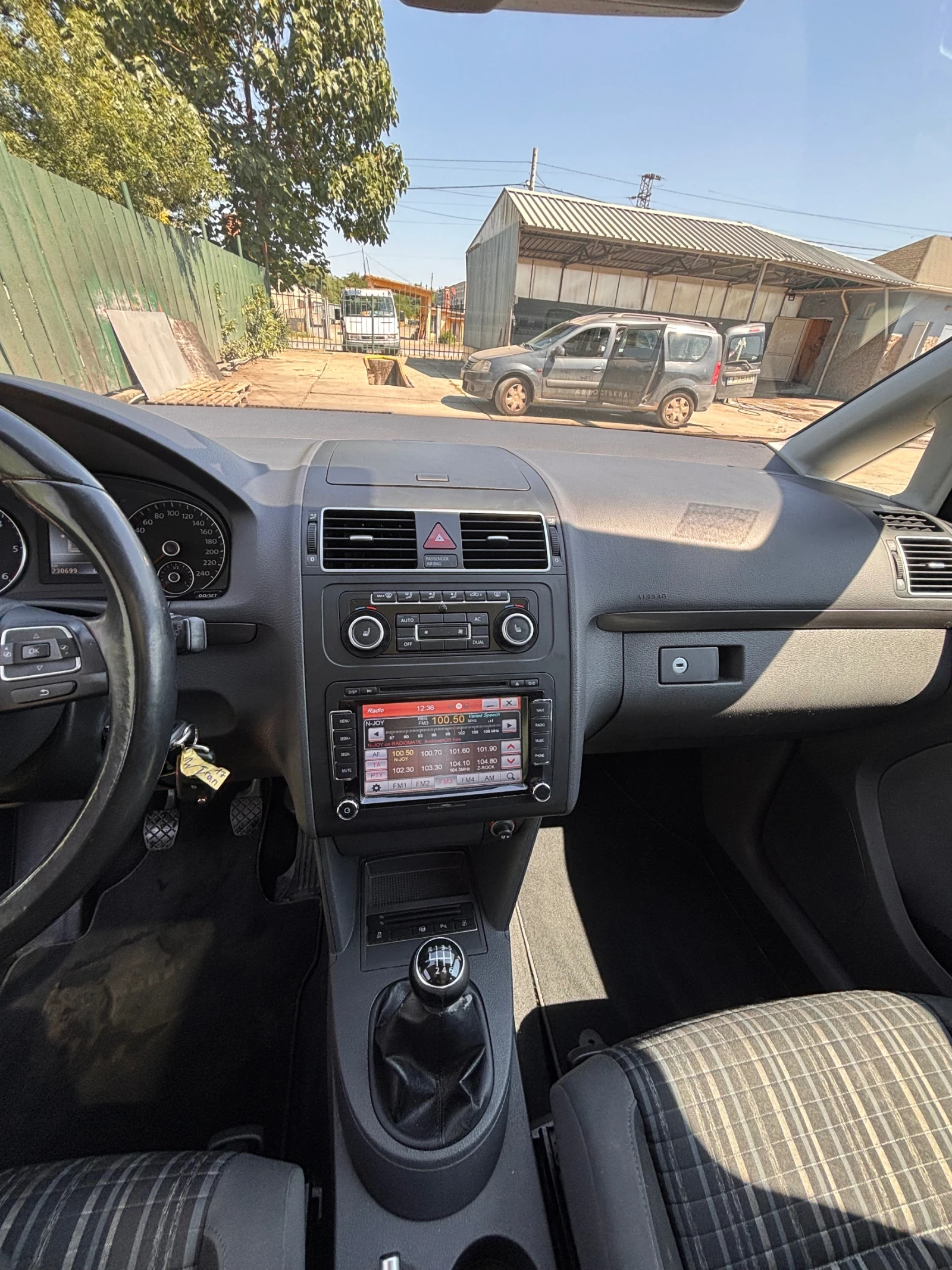 VW Touran 2.0 7 местен, снимка 11 - Автомобили и джипове - 55947246