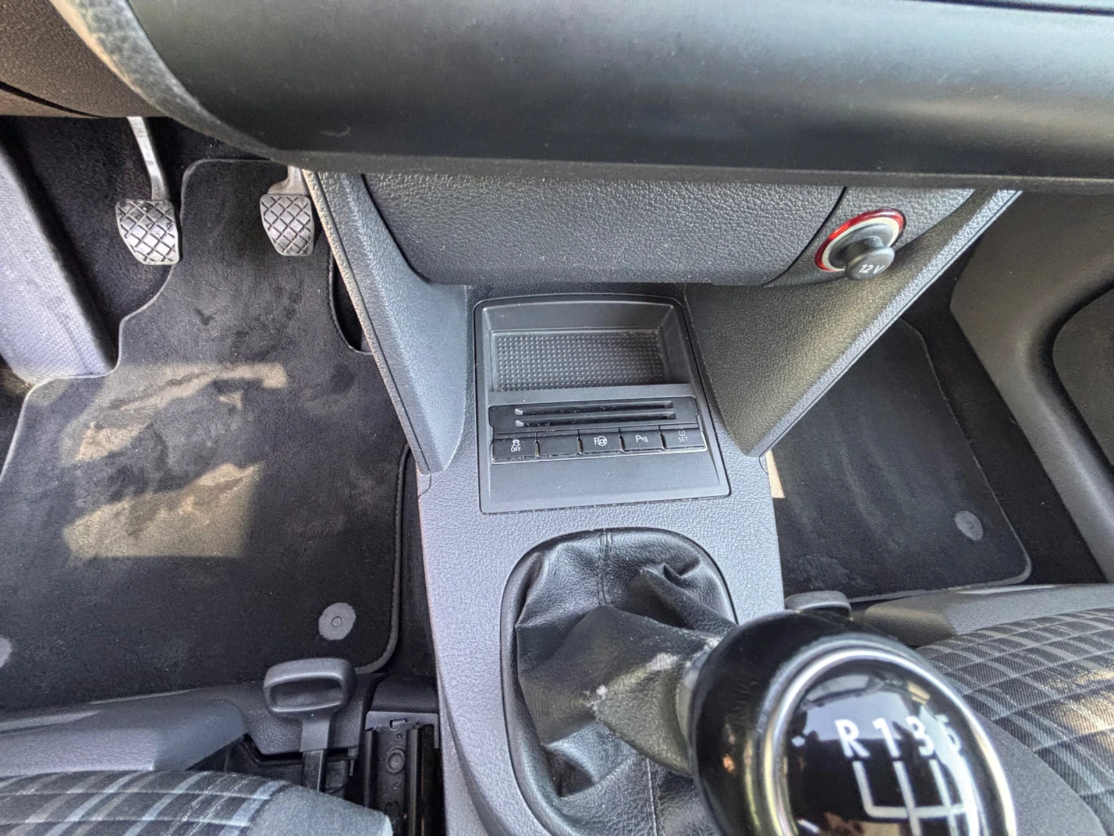 VW Touran 2.0 7 местен, снимка 14 - Автомобили и джипове - 55947246