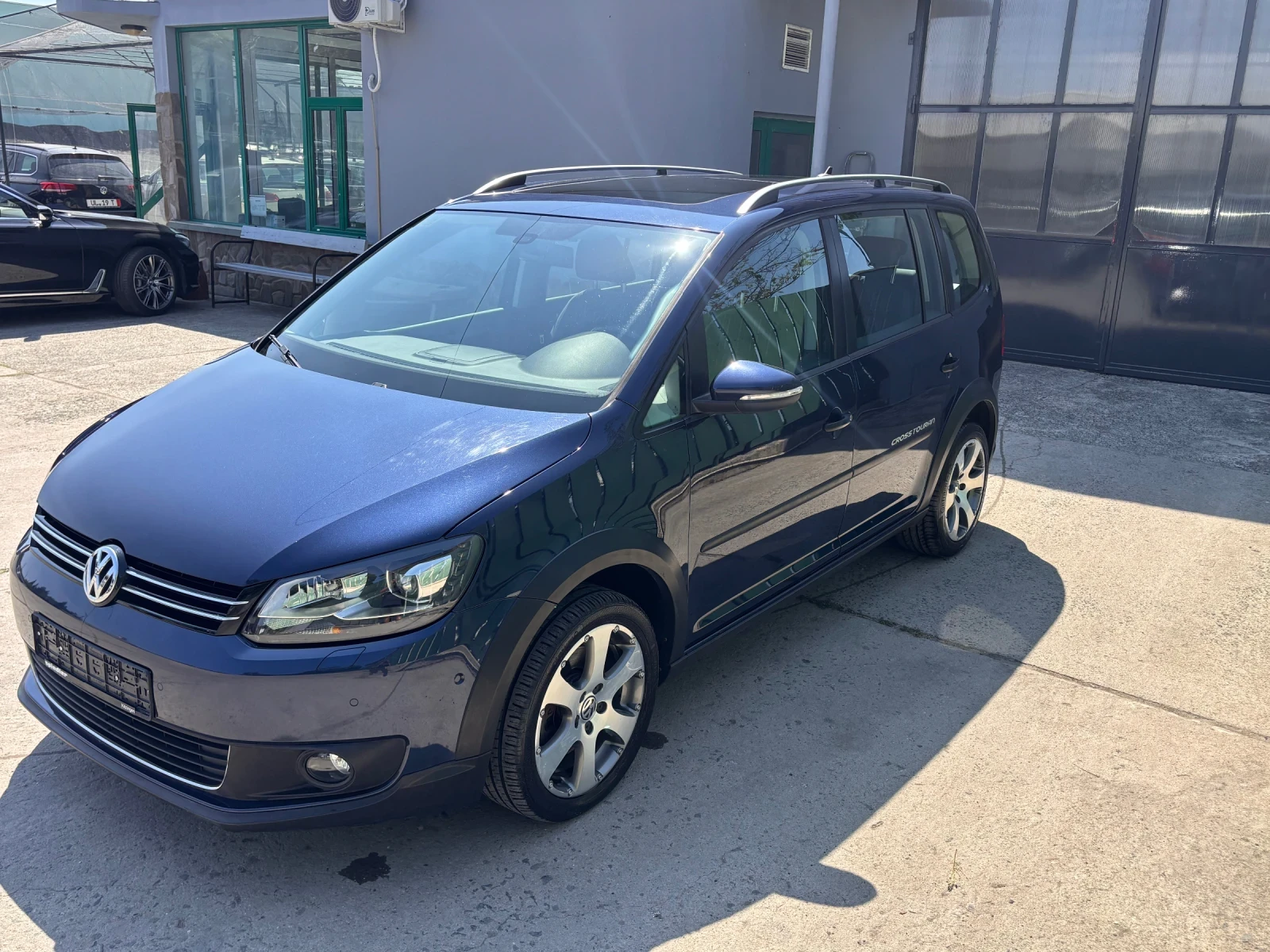 VW Touran 2.0 7 местен, снимка 7 - Автомобили и джипове - 55947246