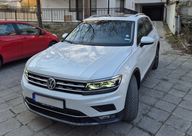 VW Tiguan 2.0 TDI | 4x4 | PANORAMA | Digital | HEAD-UP, снимка 2 - Автомобили и джипове - 49186389