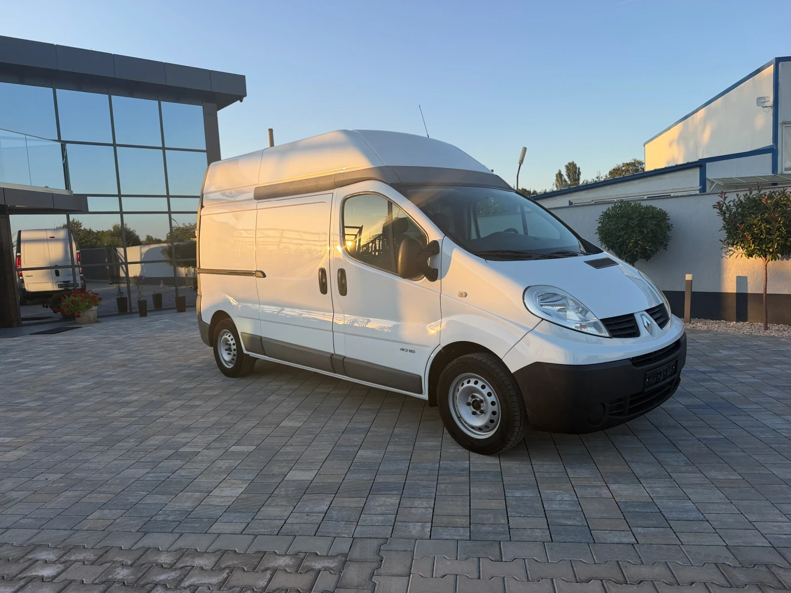 Renault Trafic 2.0 TDI , снимка 2 - Бусове и автобуси - 56132260