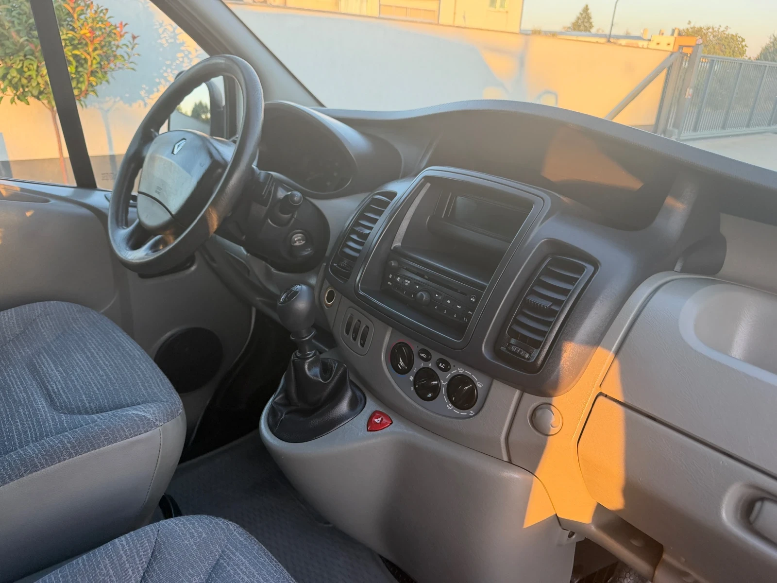 Renault Trafic 2.0 TDI , снимка 9 - Бусове и автобуси - 56132260