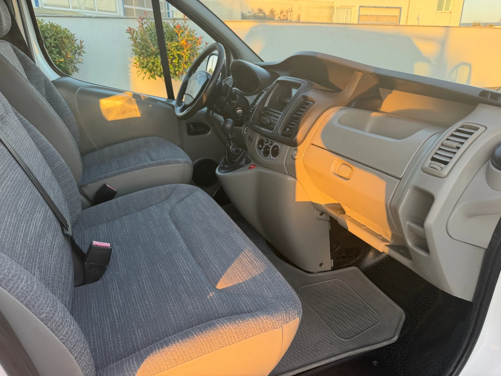 Renault Trafic 2.0 TDI , снимка 8 - Бусове и автобуси - 56132260
