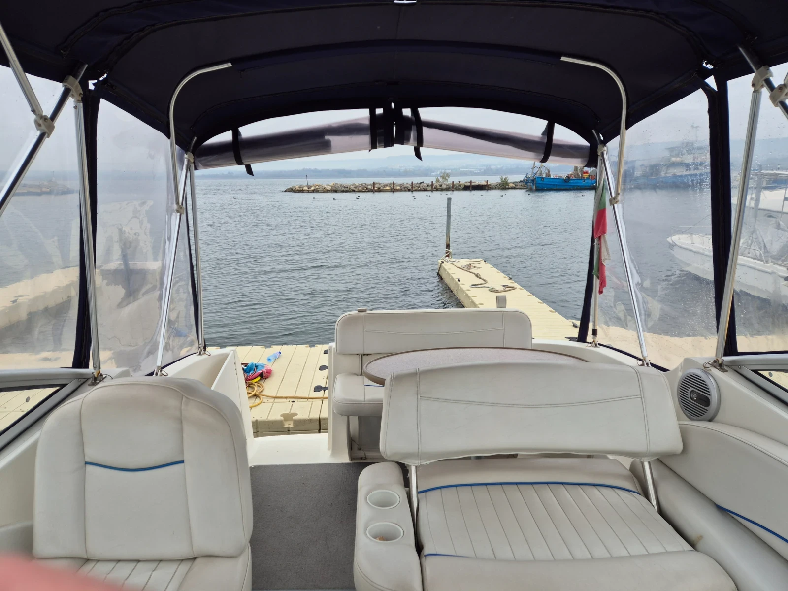 Моторна яхта Bayliner 245 - изображение 3