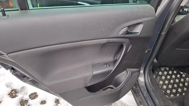 Opel Insignia Седан* 220000км.* , снимка 12 - Автомобили и джипове - 53399200