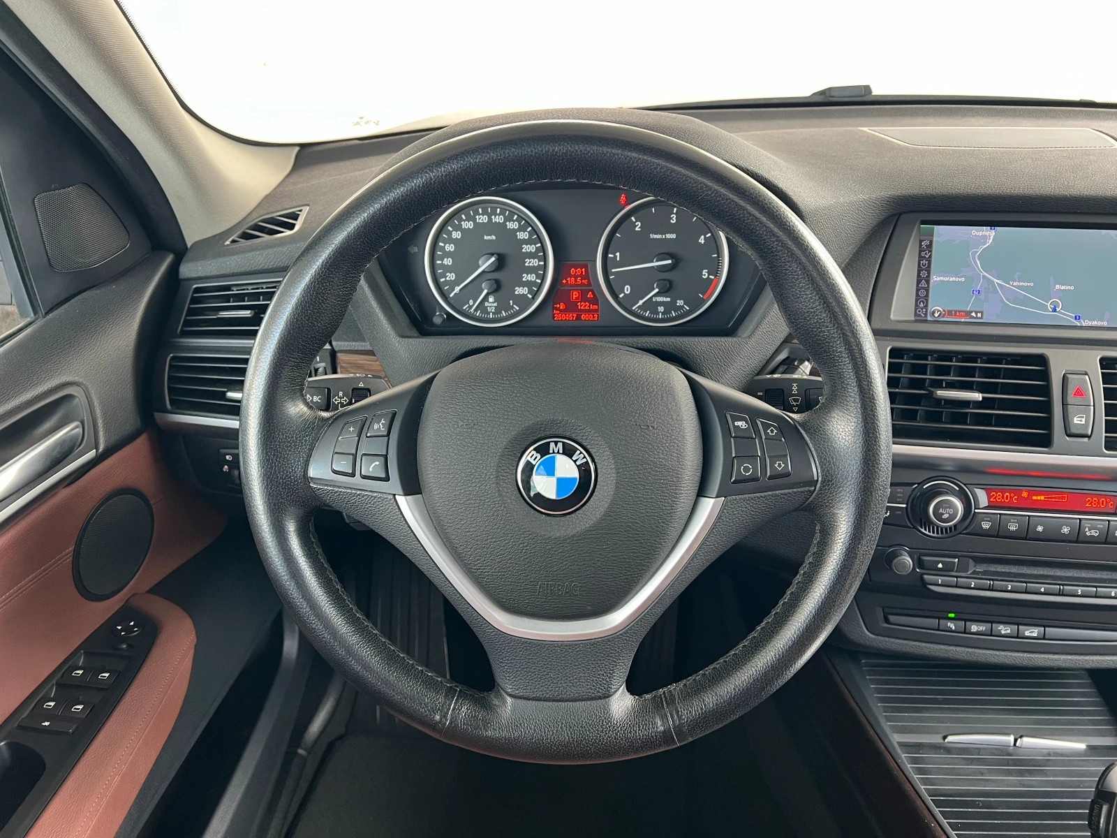 BMW X5 40d xDrive ОБСЛУЖЕН Панорама Подгрев HUD Sport - изображение 8
