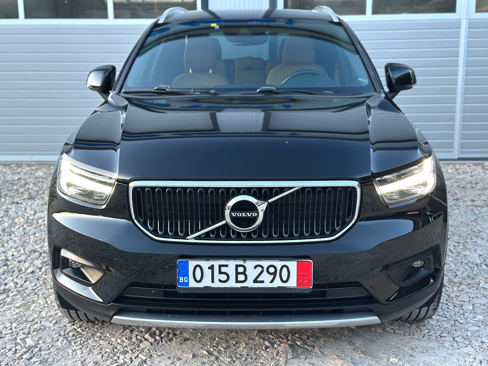 Volvo XC40 2.0D KEYLESS HARMAN KARDON FULL LED ПАНОРАМА, снимка 2 - Автомобили и джипове - 54146052