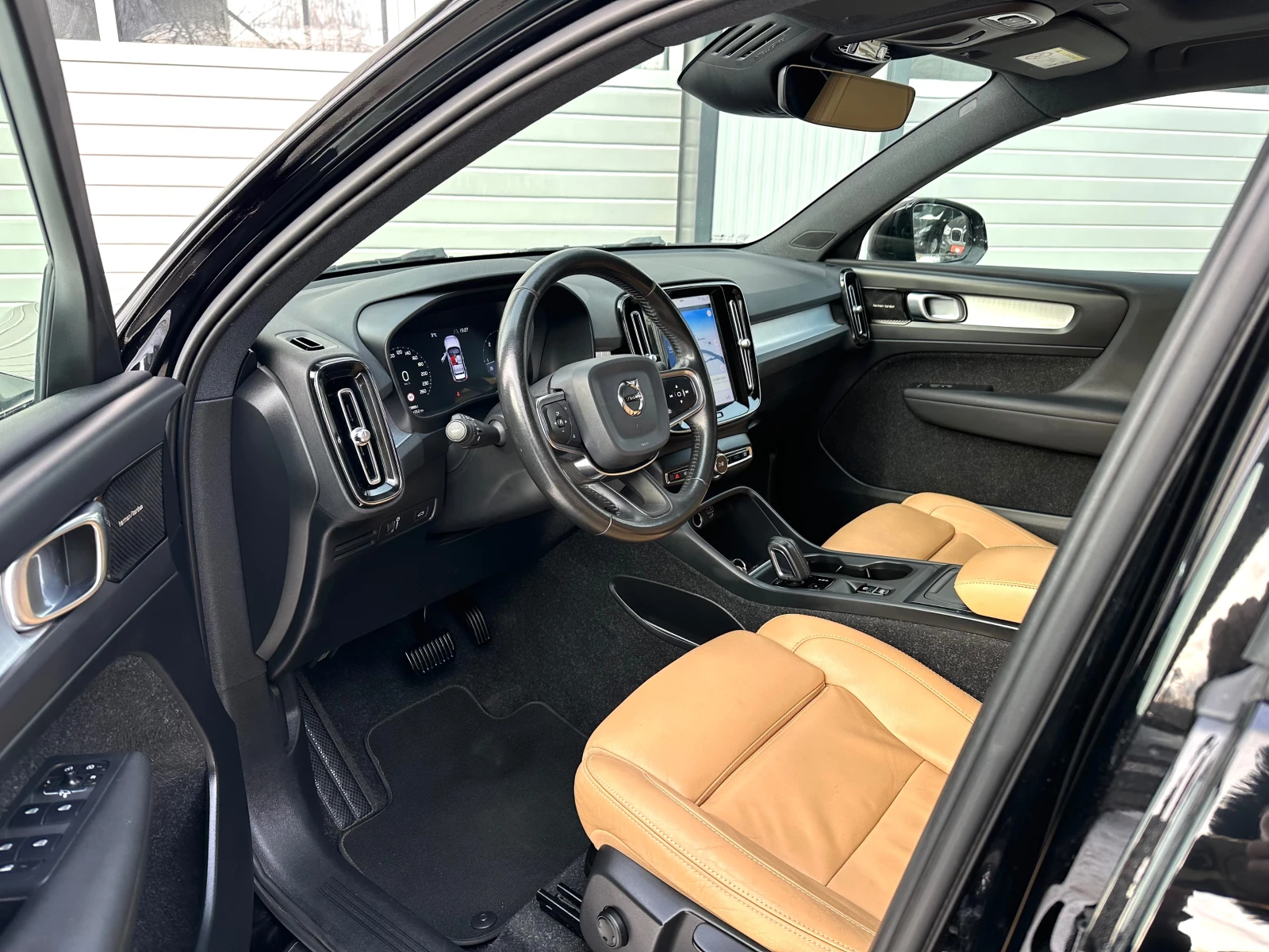 Volvo XC40 2.0D KEYLESS HARMAN KARDON FULL LED ПАНОРАМА, снимка 8 - Автомобили и джипове - 54146052